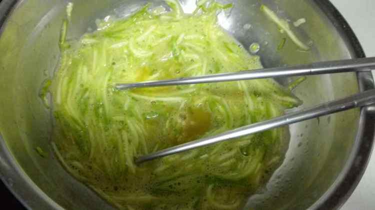 西葫芦鸡蛋灌饼步骤5