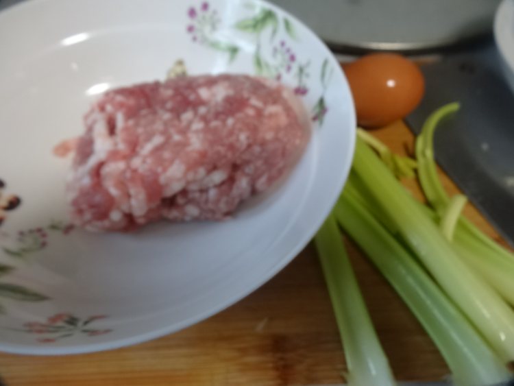 芹菜小肉饼步骤1
