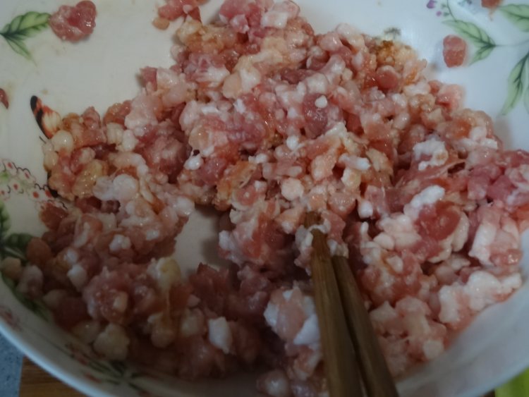 芹菜小肉饼步骤2