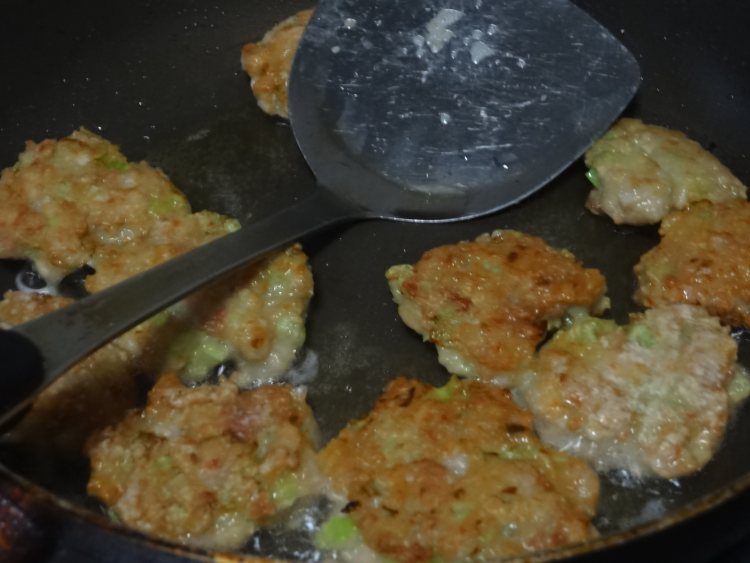 芹菜小肉饼步骤8