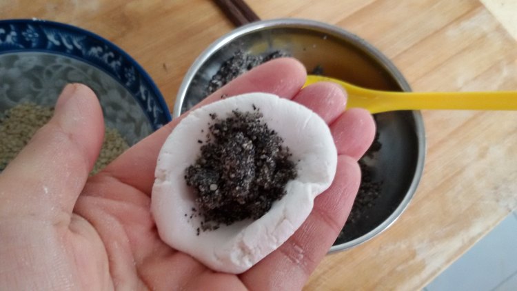 芝麻糯米饼步骤4