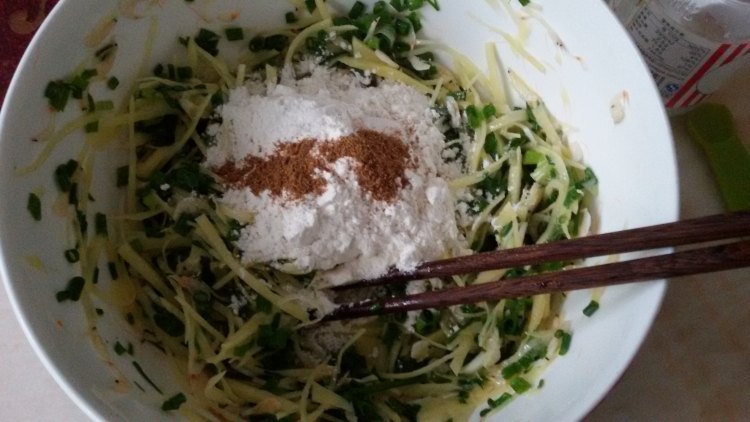 土豆虾饼步骤5