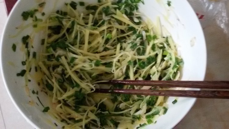 土豆虾饼步骤4
