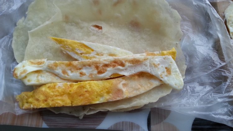 香肠鸡蛋卷饼步骤4
