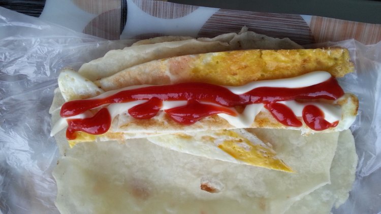 香肠鸡蛋卷饼步骤5