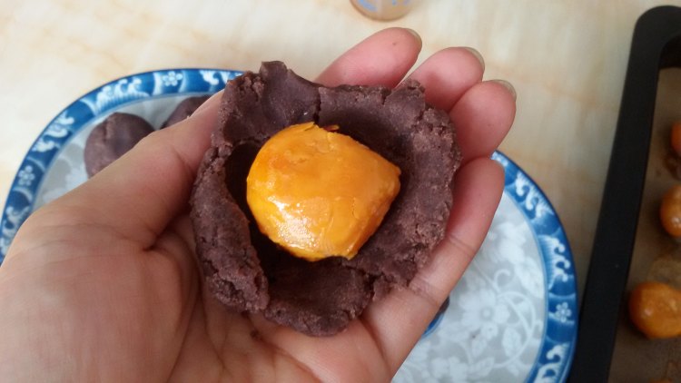 红豆沙蛋黄酥步骤3