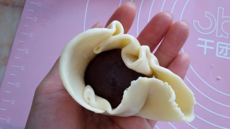 红豆沙蛋黄酥步骤12