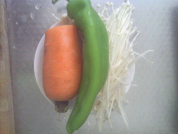 金针菇炒饼步骤1