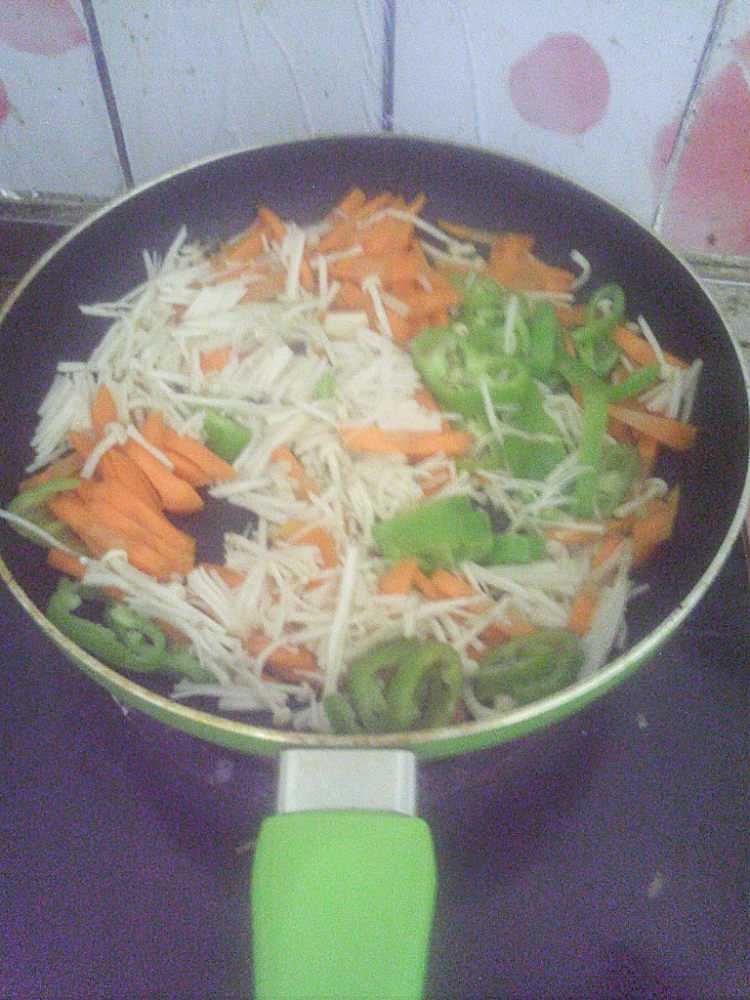 金针菇炒饼步骤5