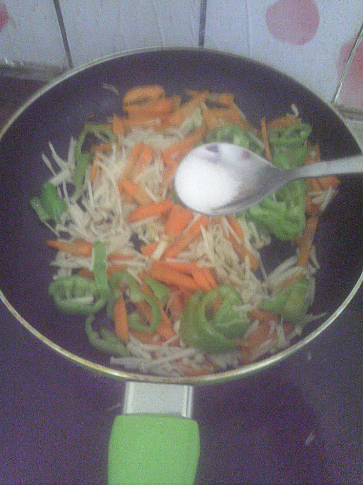 金针菇炒饼步骤6