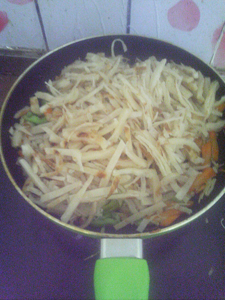 金针菇炒饼步骤7