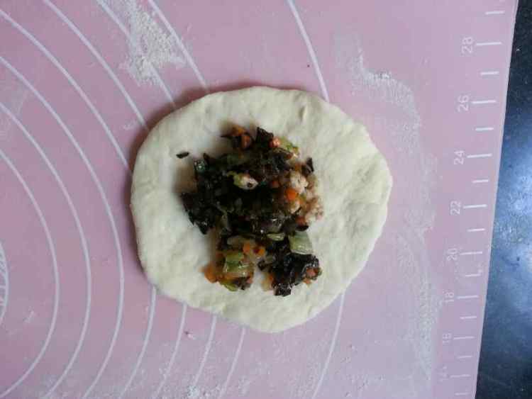 黑木耳馅饼步骤5