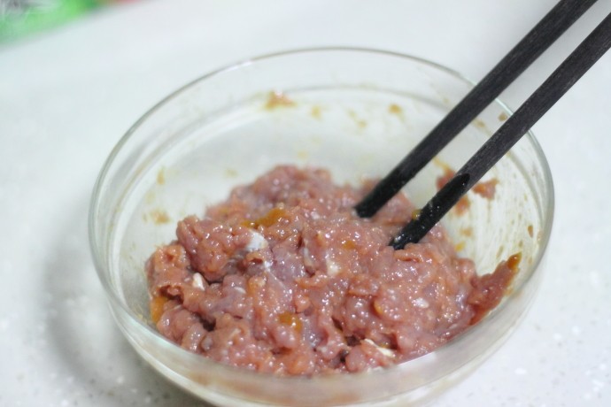 猪肉洋葱馅饼步骤2