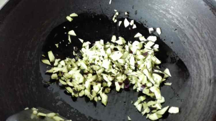 茄子肉糜荞麦千层饼步骤2
