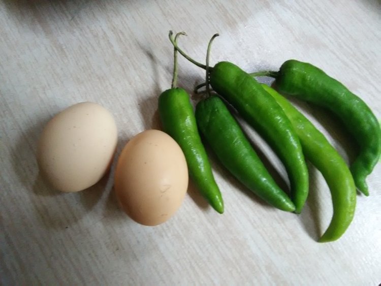 【手工美食】青椒鸡蛋步骤1