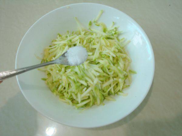 鸡蛋西葫芦饼步骤3