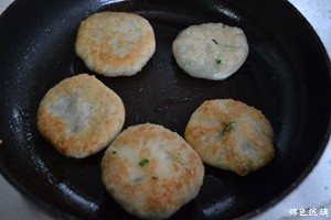 韭菜肉饼步骤10