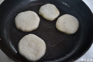 韭菜肉饼步骤9