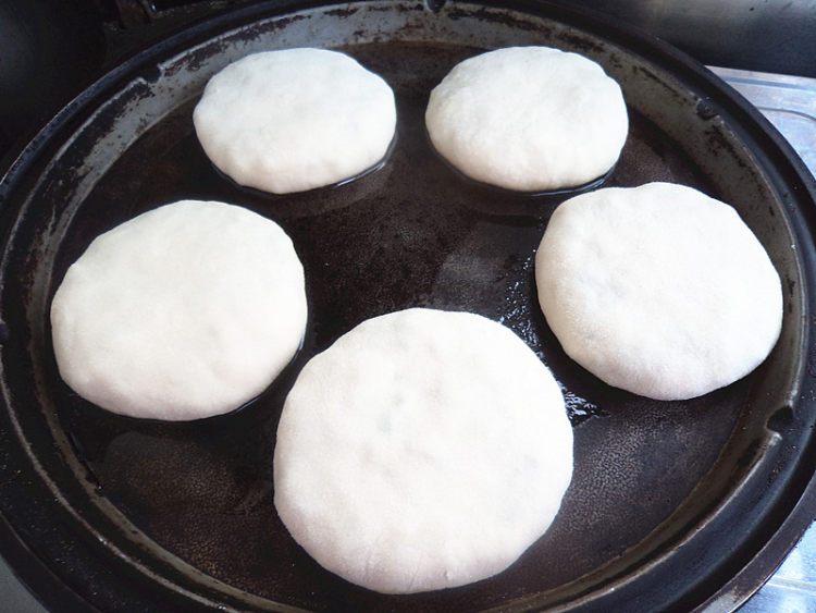 酱肉韭菜馅饼步骤8