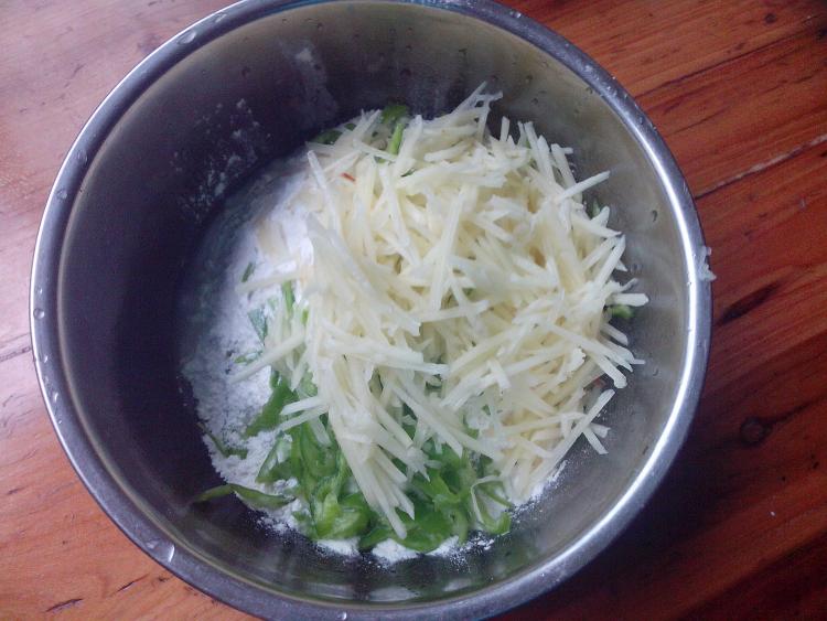 青椒土豆饼步骤6