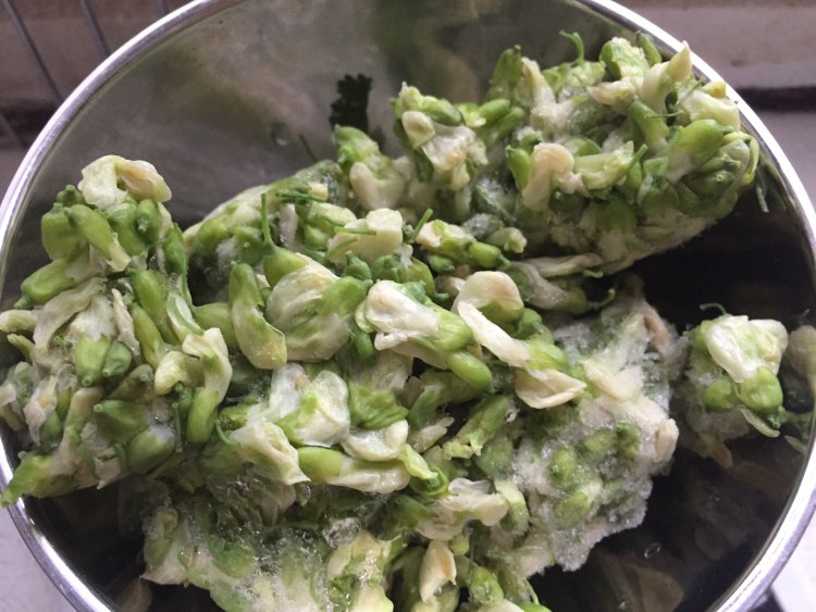 槐花鸡蛋煎饼步骤1