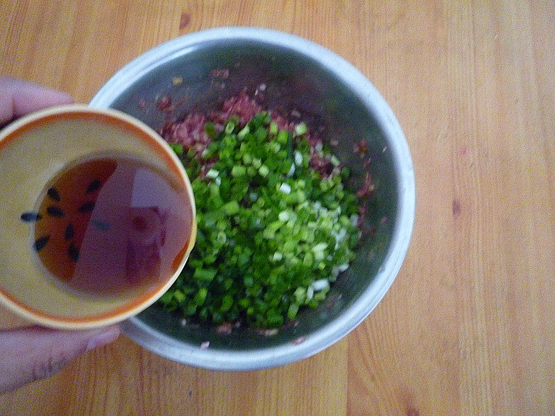 猪肉小葱盘龙馅饼步骤5