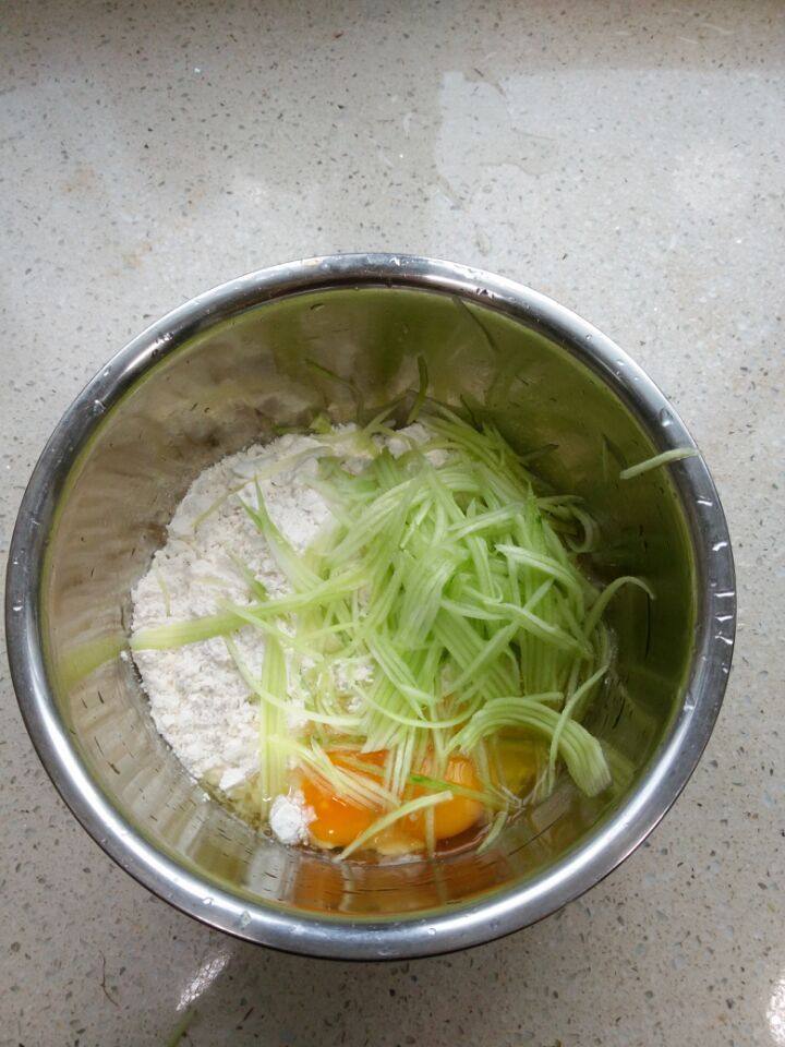 黄瓜芝麻蛋饼步骤2