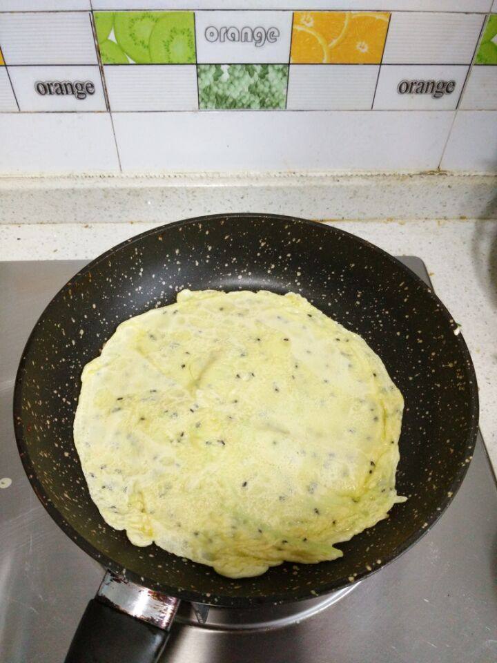 黄瓜芝麻蛋饼步骤7