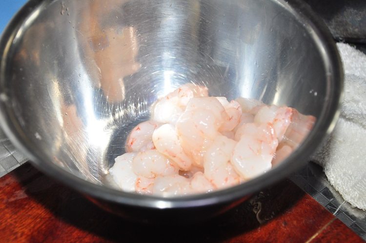 青瓜虾仁蛋饼步骤1