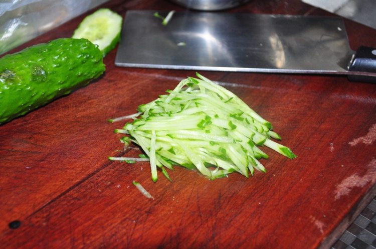 青瓜虾仁蛋饼步骤3