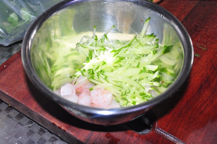 青瓜虾仁蛋饼步骤4