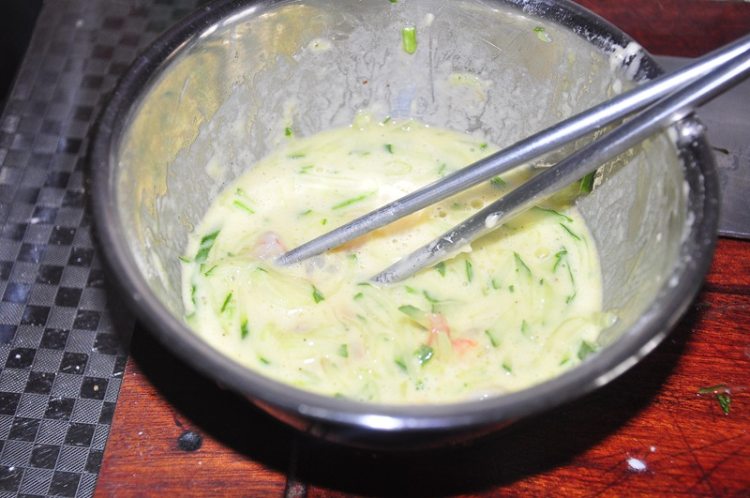 青瓜虾仁蛋饼步骤7