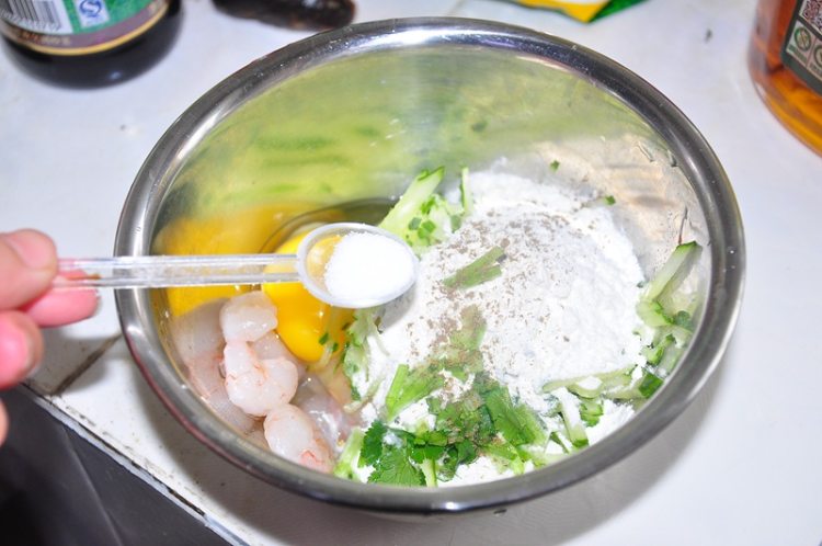 青瓜虾仁蛋饼步骤6