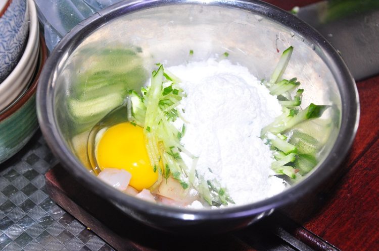青瓜虾仁蛋饼步骤5