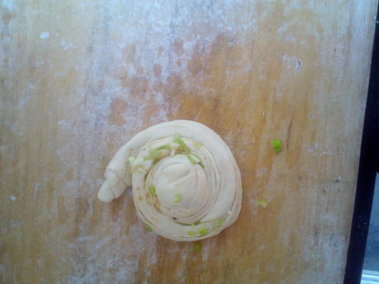 葱香手抓饼步骤8