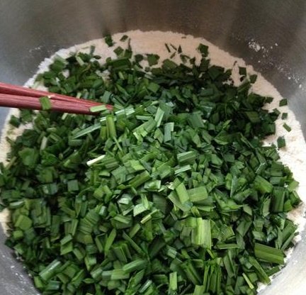 韭菜鸡蛋杂粮饼步骤3