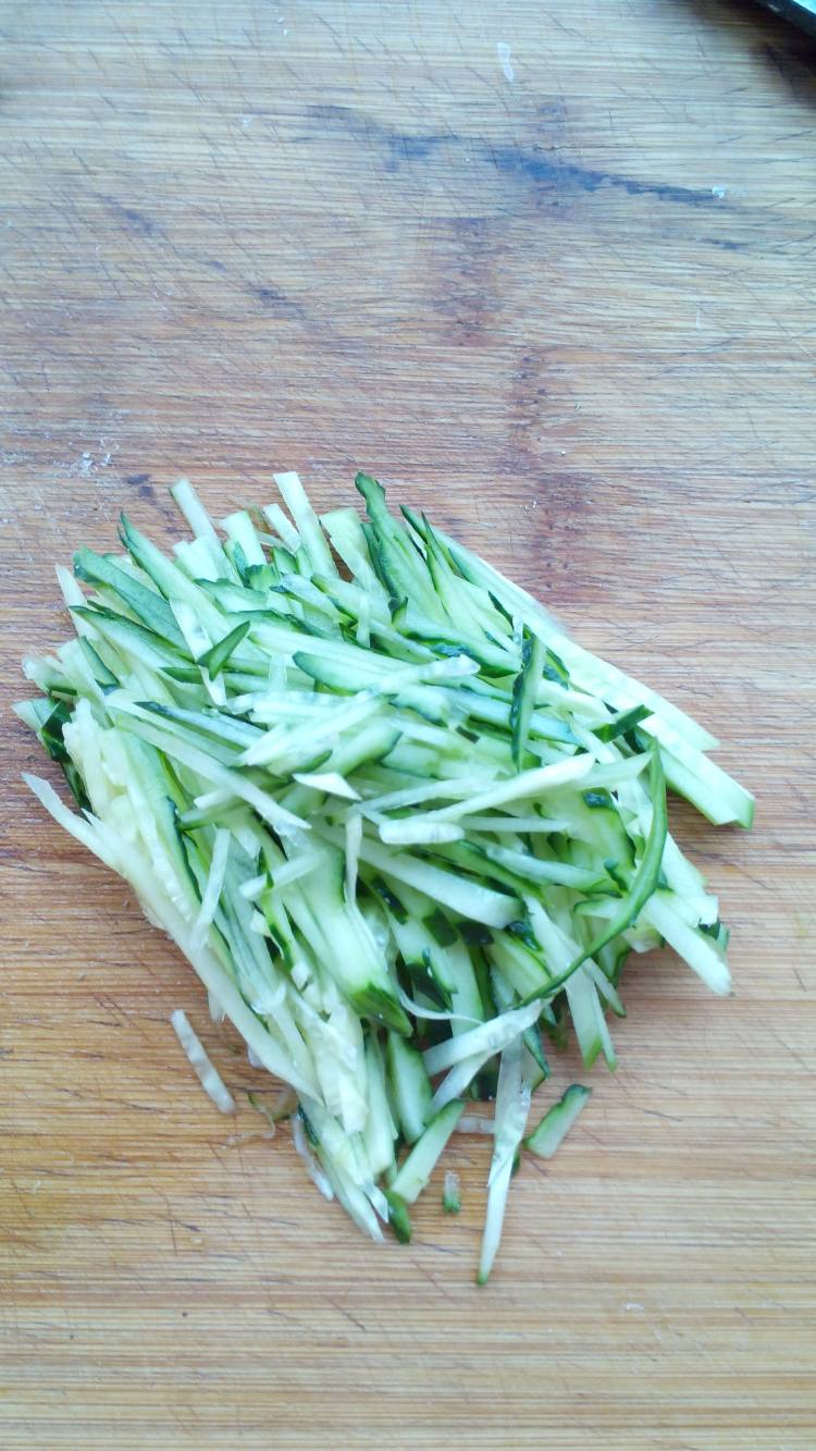黄瓜杂粮煎饼步骤1