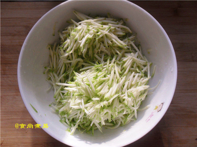 虾仁西葫芦饼步骤2