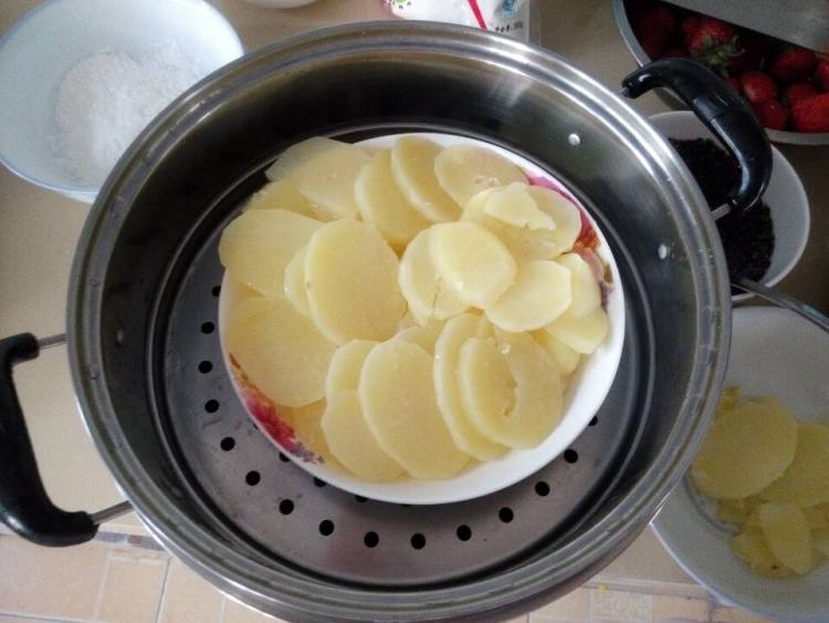 土豆黑芝麻饼步骤2