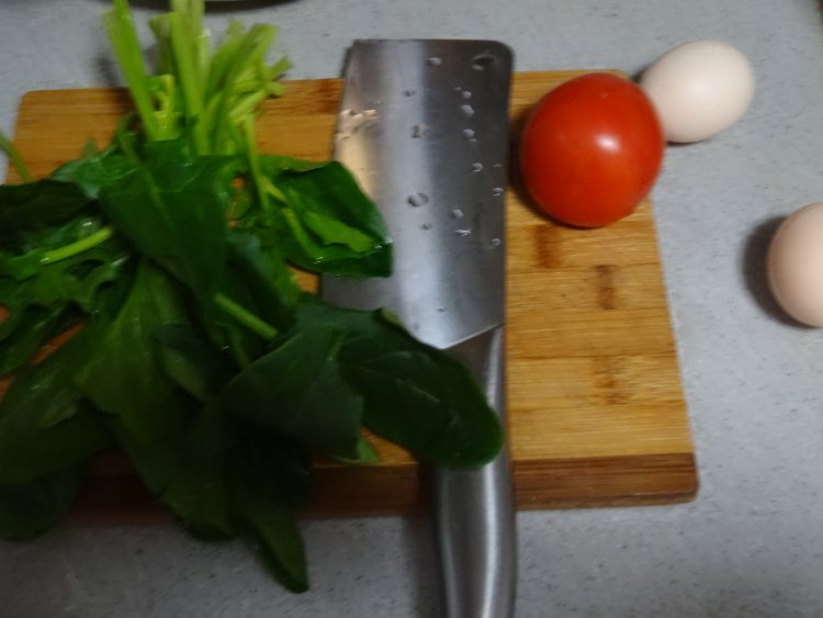 番茄菠菜鸡蛋饼步骤1