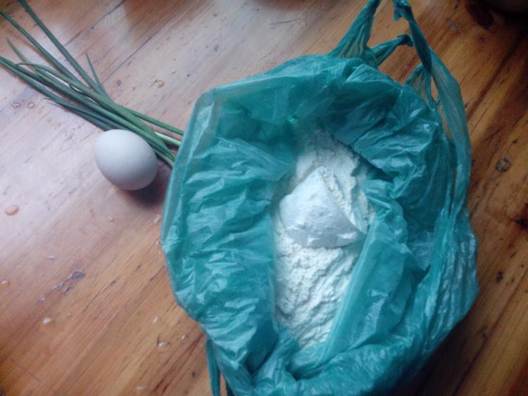 芝麻鸡蛋葱花饼步骤1