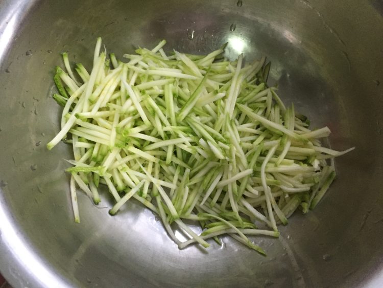 西葫芦糊塌子步骤1