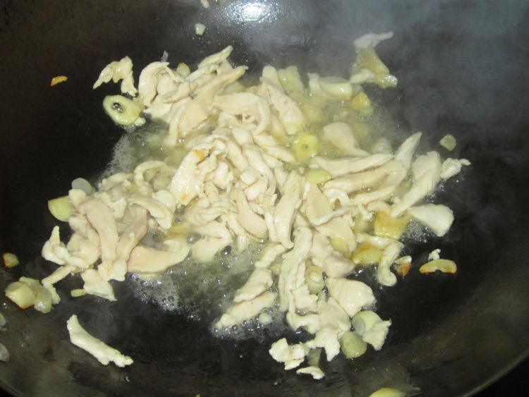 酱香鸡丝卷饼步骤6