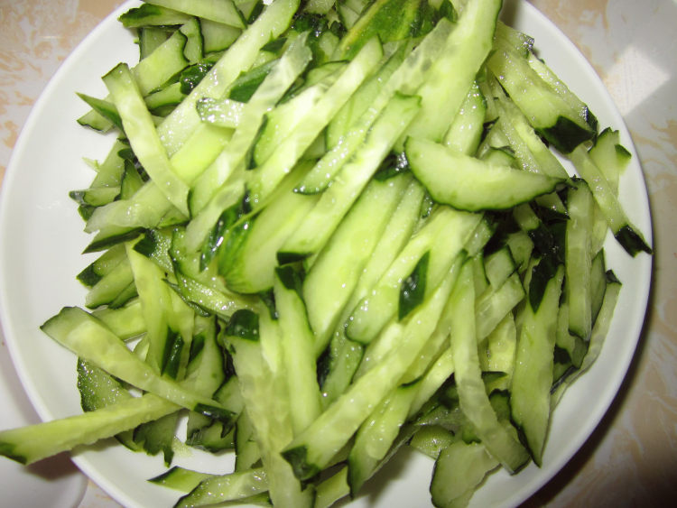 黄瓜肉酱卷饼步骤2