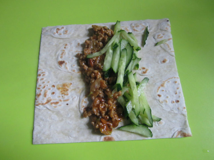 黄瓜肉酱卷饼步骤9