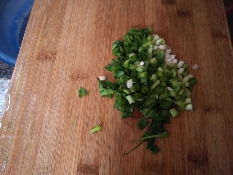 虾皮蒜苗煎饼步骤2
