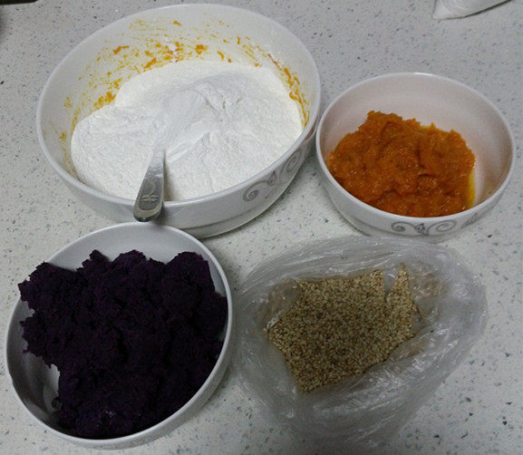 芝麻南瓜紫薯饼步骤1