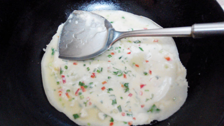 红椒葱油鸡蛋煎饼步骤6
