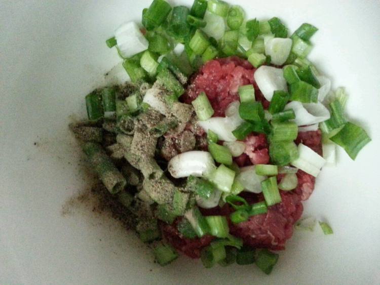 葱香牛肉土豆饼步骤2