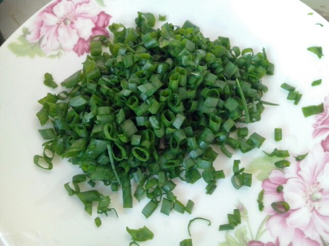 脆香芝麻香葱卷饼步骤3